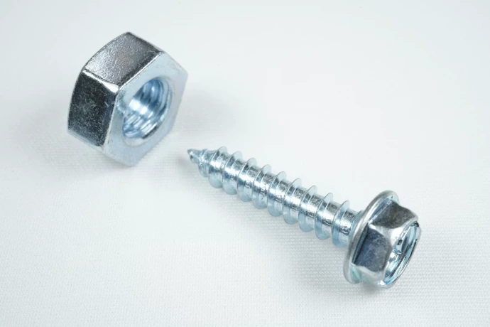 Accessoires tôle calorifuge : quincaillerie, visserie, fermetures et outillage (cisailles, visseuse)