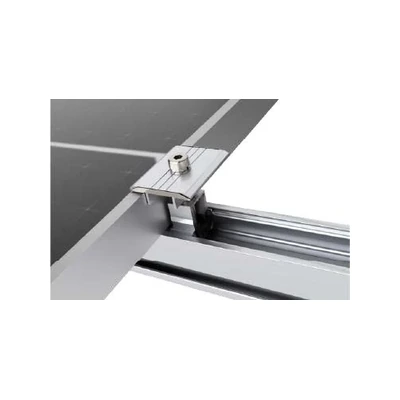 Détail du serrage du module sur le rail du système Antaisolar ALTRA-TILE PRO STS