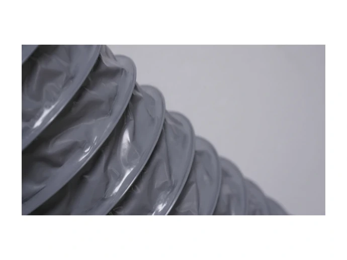Gros plan de la gaine flexible ARGAS GRESBO70 en PVC gris, montrant les plis et la structure spiralée