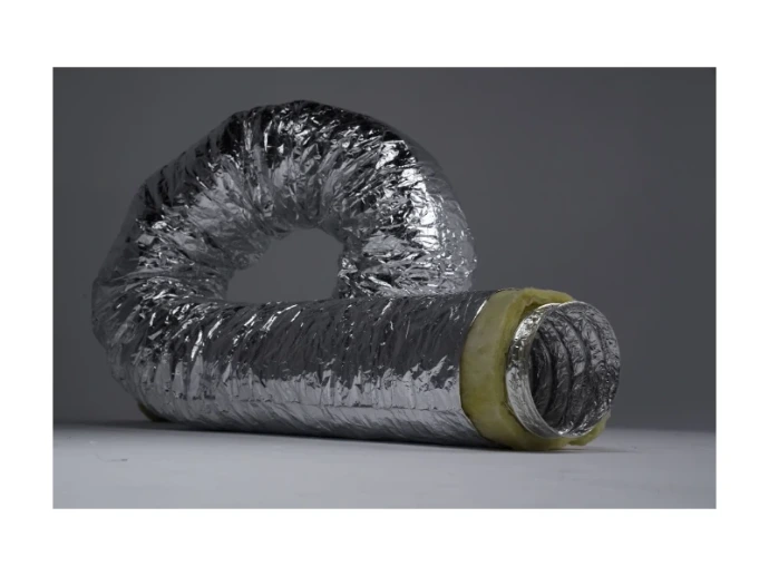 Gaine flexible ARGAS LUX ALESBO isolée, courbée en boucle, avec jaquette aluminium et laine de verre visible à l’extrémité