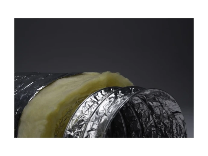 Gros plan de la gaine flexible ARGAS LUX ALESBO Hygienic isolée, avec conduit aluminium et laine de verre apparente