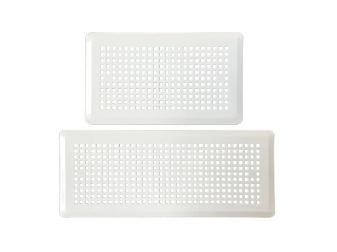 Deux grilles de ventilation AERAULIQA blanches, rectangulaires et perforées, de dimensions différentes