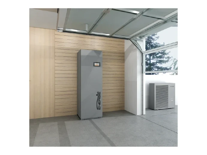 Unité intérieure THERMOBOX dans un local technique, avec une pompe à chaleur extérieure visible à droite