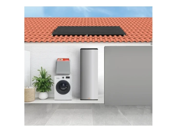 Illustration d’une installation ENERGIE SOLAR BOX sur ballon existant, avec bloc mural et panneau thermodynamique en toiture.