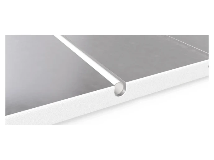Détail du panneau EPS ALU FC CC150 avec rainure pour tube et revêtement aluminium en surface