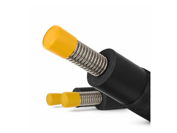 Détail des tubes inox annelés HEATPEX SOLAR avec isolation noire et bouchons de protection jaunes