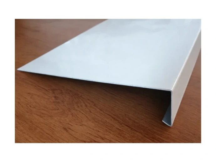 Appui de fenêtre blanc profilé pour la finition des ouvertures de façade