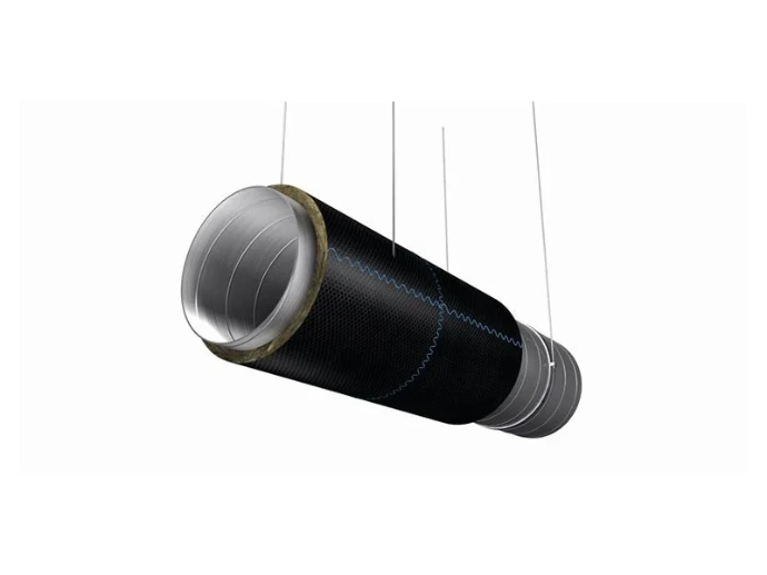 Système Fire-teK DuctProtect C avec parement noir et renfort grillagé autour d’un conduit circulaire de ventilation