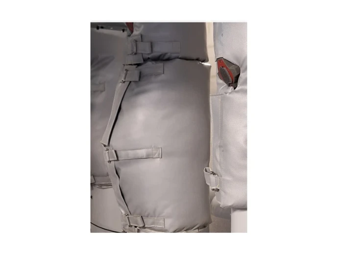 Matelas VANISO PRO standard à plat présenté en situation de pose sur un équipement, avec enveloppe grise et sangles à boucles.